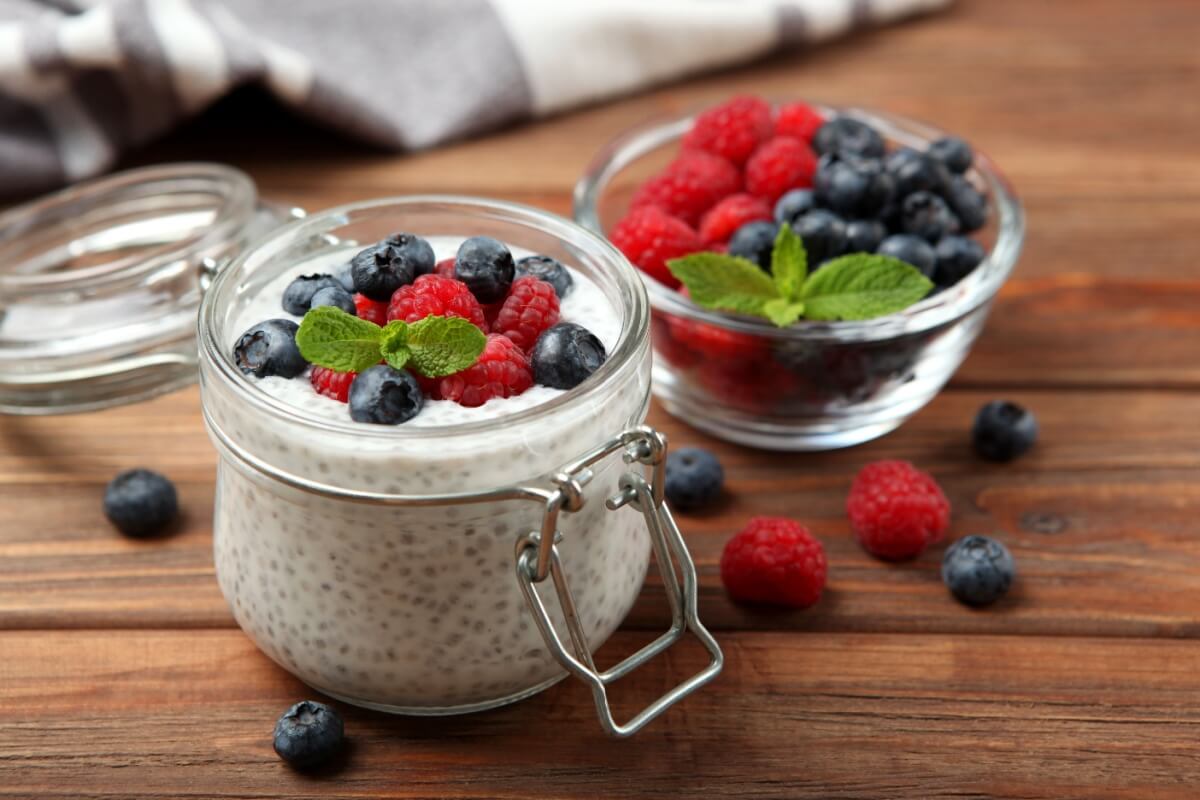 Pudim de chia com frutas vermelhas (Imagem: White bear studio | Shutterstock)