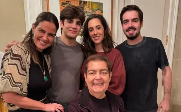 Faustão com a esposa e os filhos