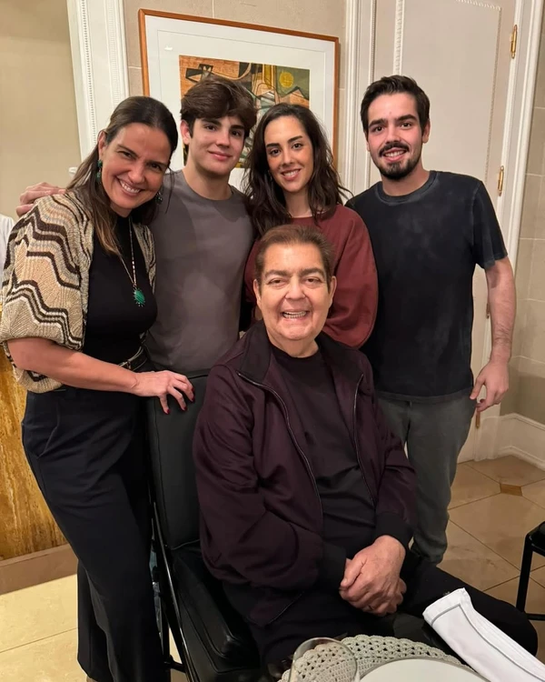 Faustão, esposa e filhos por Reprodução/Instagram