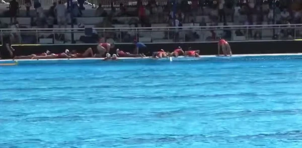 Jogadoras estavam na piscina na hora do tiro por Reprodução
