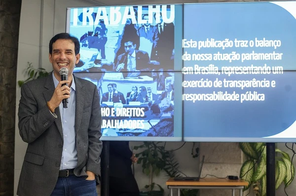 Leo Prates durante o lançamento da publicação