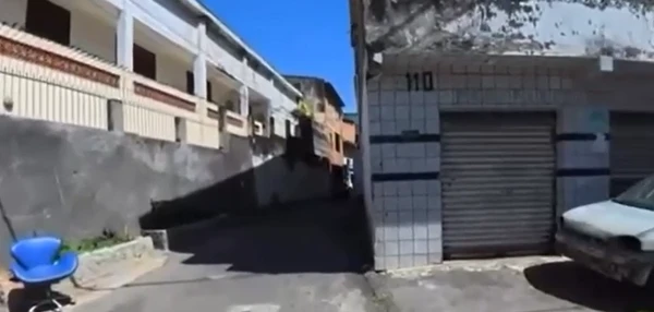 Repórter mostrava os estragos causados por tiroteio entre traficantes e policiais por Reprodução/TV Bahia