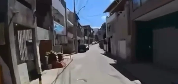 Repórter mostrava os estragos causados por tiroteio entre traficantes e policiais por Reprodução/TV Bahia