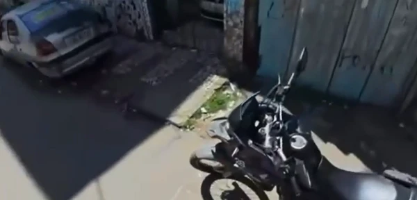 Repórter mostrava os estragos causados por tiroteio entre traficantes e policiais por Reprodução/TV Bahia