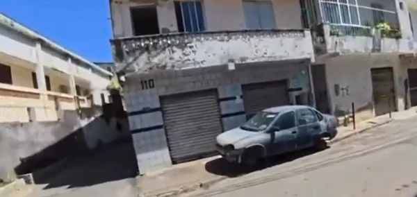 Repórter mostrava os estragos causados por tiroteio entre traficantes e policiais por Reprodução/TV Bahia