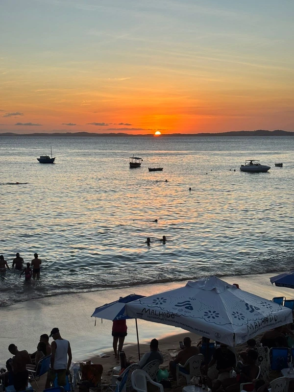 Sol se põe no Porto da Barra nesta segunda-feira (11) por Daniel Freitas/ Leitor CORREIO