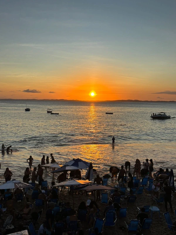 Sol se pôs sem nuvens nesta segunda-feira (11) por Daniel Freitas/ Leitor CORREIO