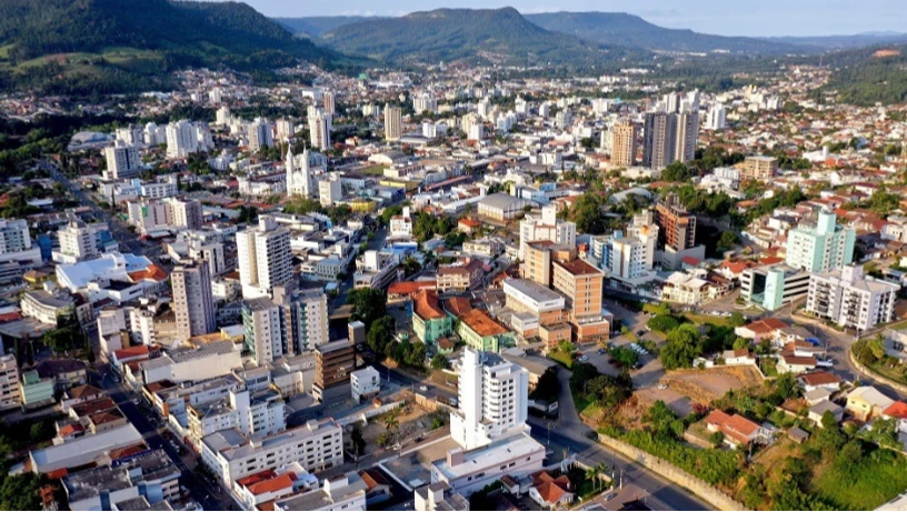 Imagem - Prefeitura abre inscrição para concurso com mais de 100 vagas e salários de até R$ 21,6 mil
