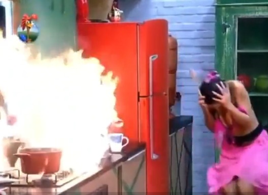 Panela explode e cozinha pega fogo por Reprodução/Record TV