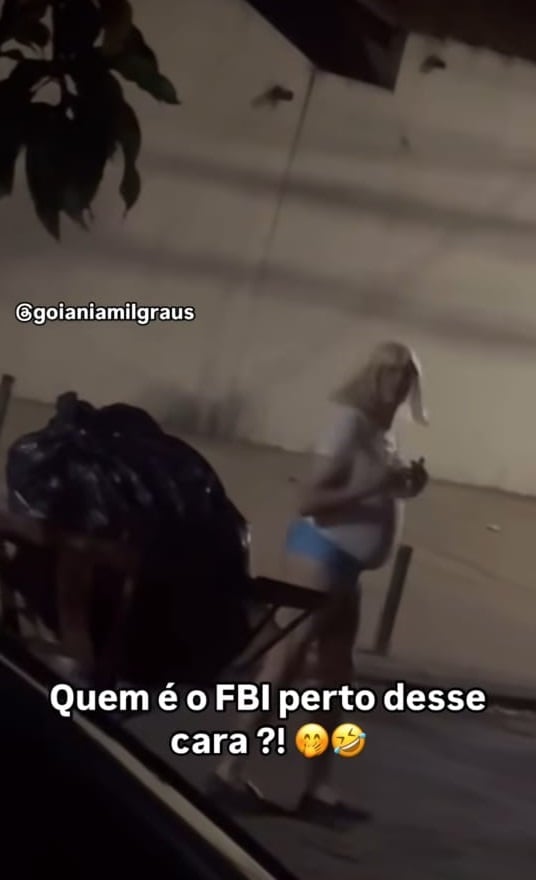 Nas imagens, ele aparece de peruca loira e calcinha azul por Reprodução