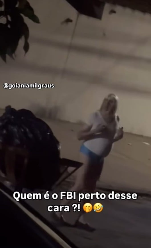 Ele caminha de um lado a outro na rua por Reprodução