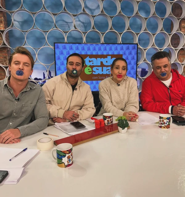 Colunistas também entraram em programa com chupeta na boca
