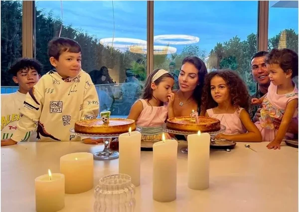 Cristiano Rodrigues, Georgina e os filhos por Reprodução
