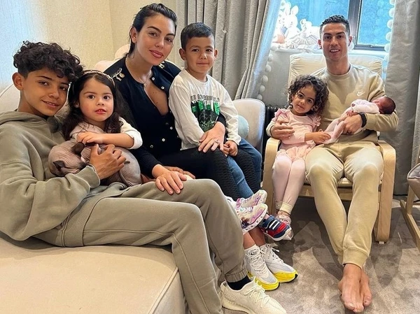 Cristiano Rodrigues, Georgina e os filhos por Reprodução