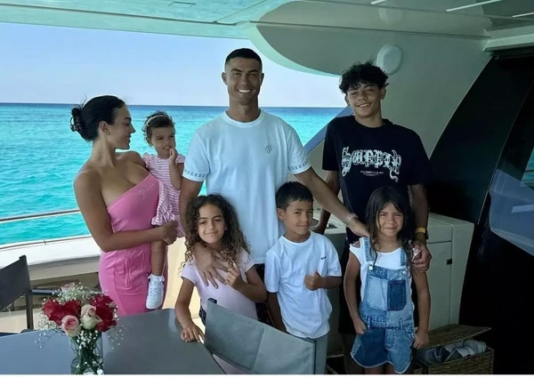 Cristiano Rodrigues, Georgina e os filhos por Reprodução