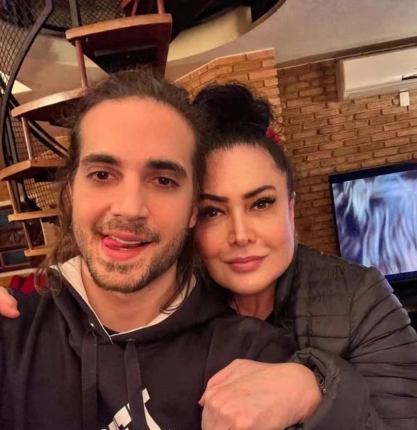 Cristina Galvão é artista plástica e mãe de Fiuk por Reprodução/Instagram