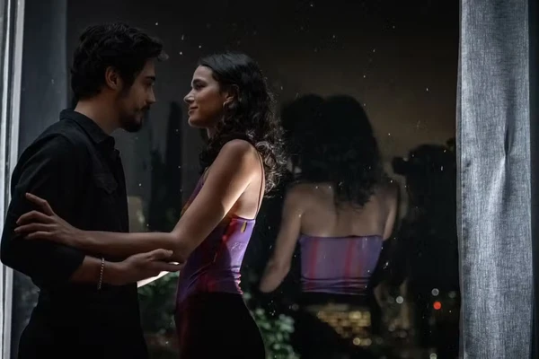 Danilo Mesquita e Bruna Marquezine na série 'Amor da minha vida' por Reprodução/Instagram
