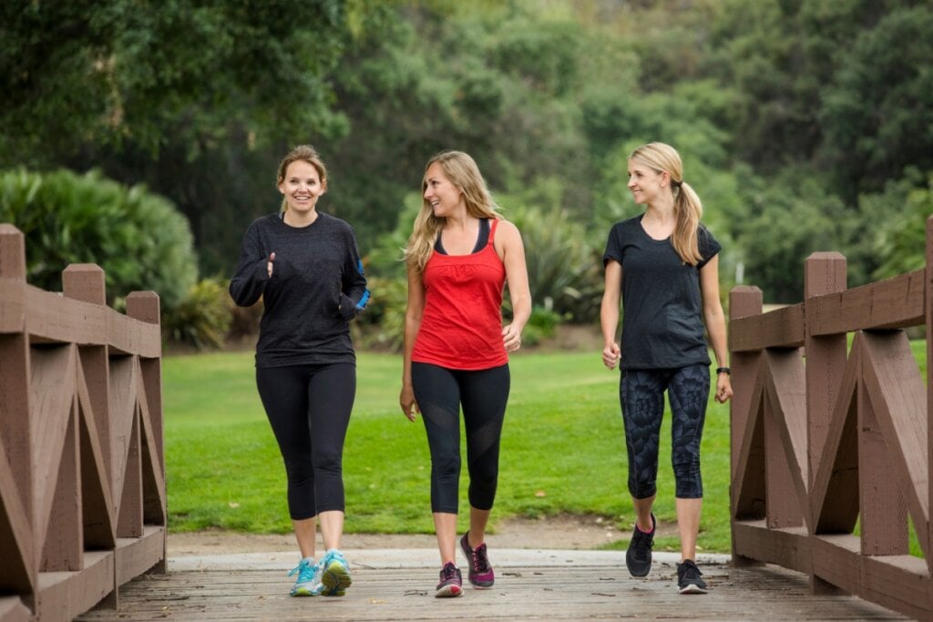 A caminhada é uma dentre as várias atividades físicas que ajudam a desinchar o corpo (Imagem: Brocreative | Shutterstock)