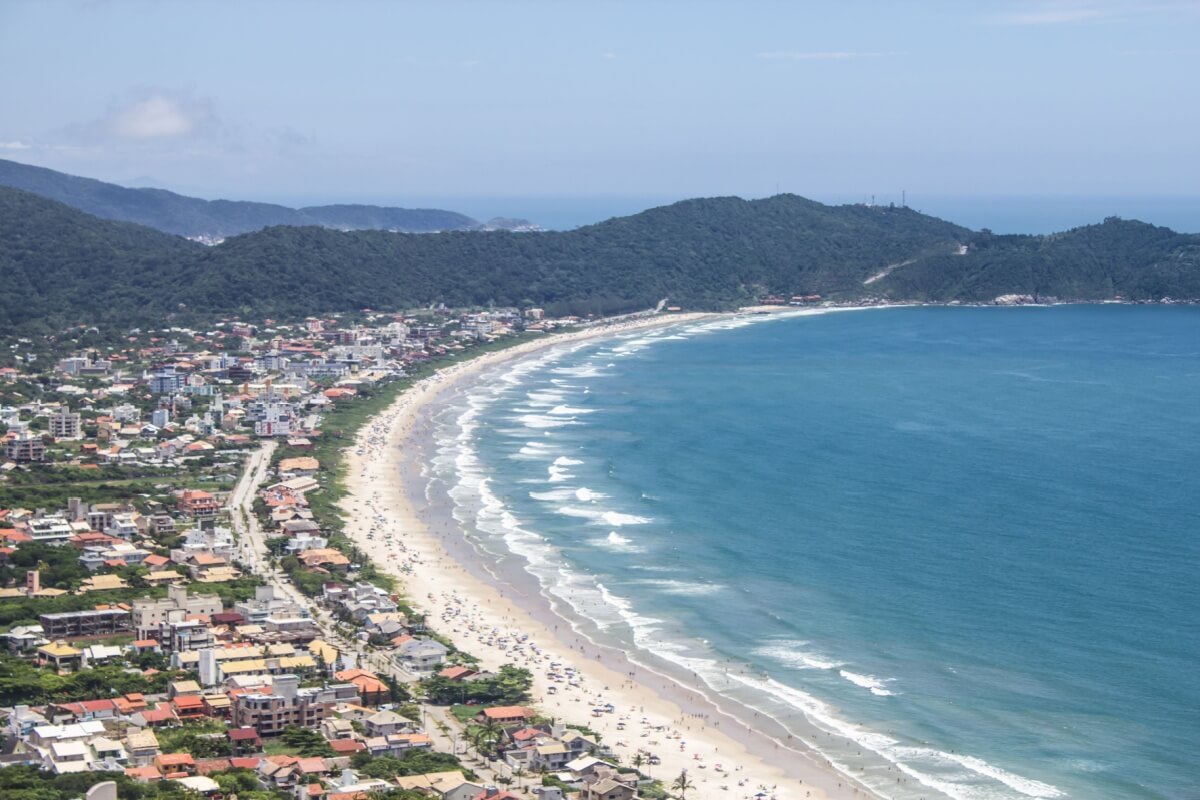 Bombinhas é um dos destinos mais encantadores do sul do Brasil (Imagem: Lisandro Luis Trarbach | Shutterstock) 