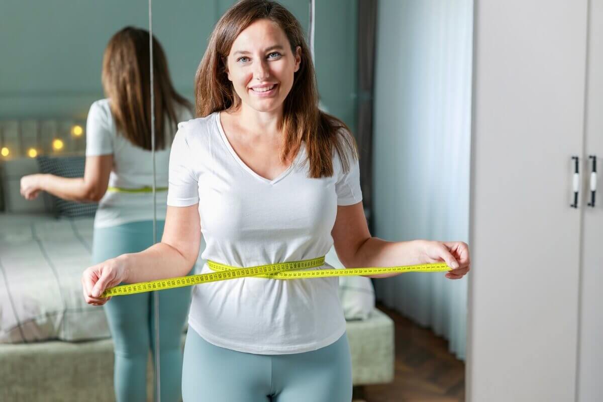 Pequenos ajustes na rotina já podem trazer resultados perceptíveis em relação ao inchaço do corpo (Imagem: Ahmet Misirligul | Shutterstock) 