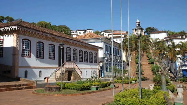 Entre casarões coloniais, serras imponentes e um queijo premiado, a cidade mineira preserva tradições e encanta viajantes