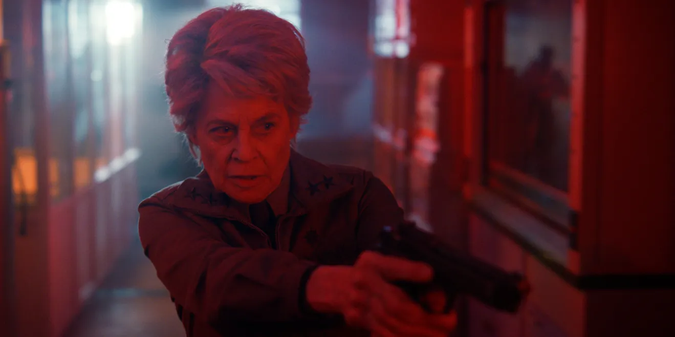 Linda Hamilton, atriz de filmes como Exterminador do Futuro, vive a Dra. Kay por Divulgação/Netflix