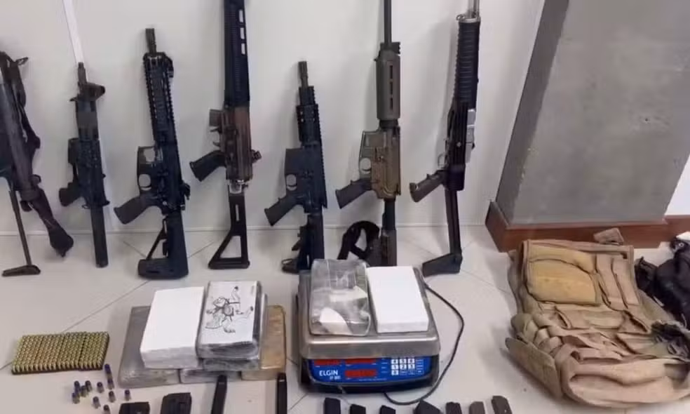 Fuzis foram apreendidos em operação alvo de investigação por Reprodução