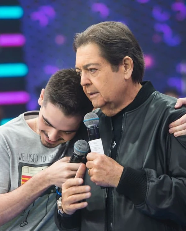 João Silva publicou álbum de fotos pelo Dia da Televisão por Reprodução/Instagram