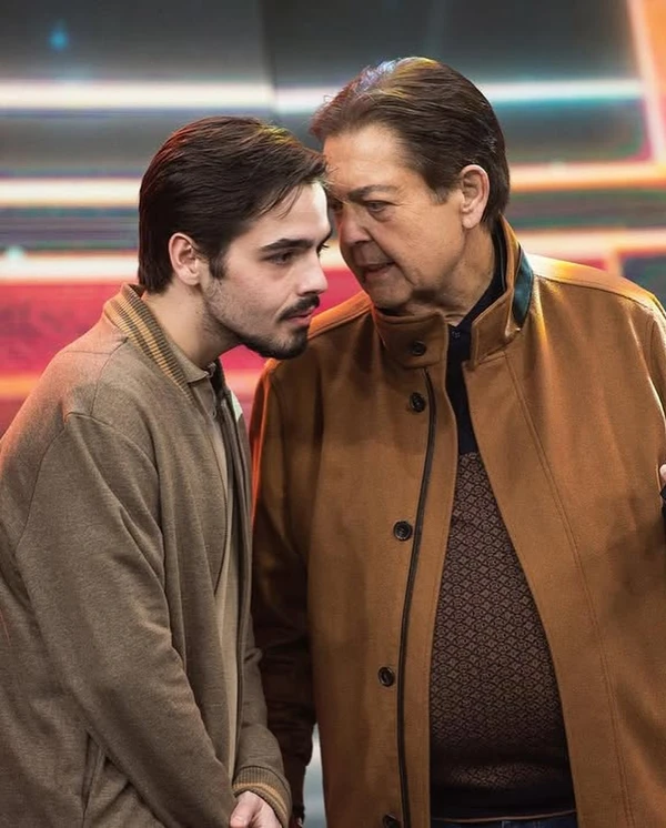 João Silva publicou álbum de fotos pelo Dia da Televisão por Reprodução/Instagram