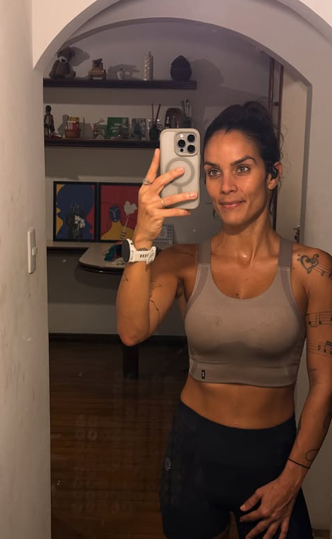 Ju Moraes é cantora da banda "Sambaiana" por Reprodução / Instagram