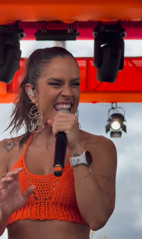 Ju Moraes é cantora da banda "Sambaiana" por Reprodução / Instagram