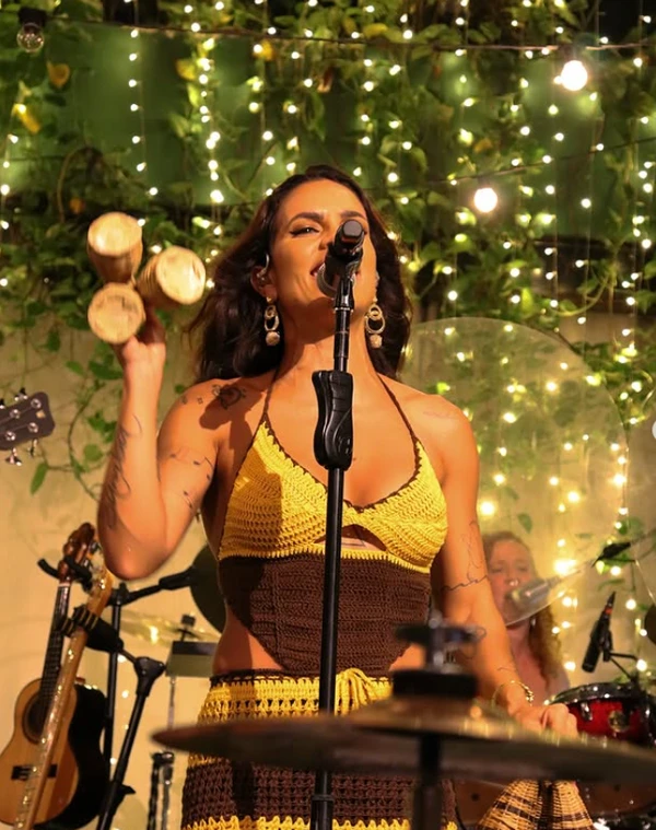 Ju Moraes é cantora da banda "Sambaiana" por Reprodução / Instagram