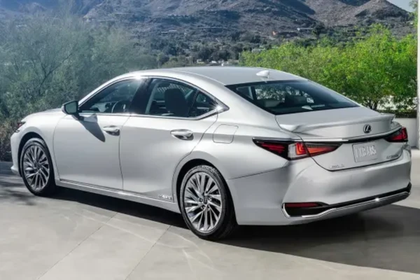 modelo escolhido pela Corte é o Lexus ES 300H