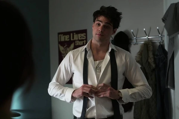 Noah Centineo como Owen Hendricks em 'O Recruta por Reprodução 