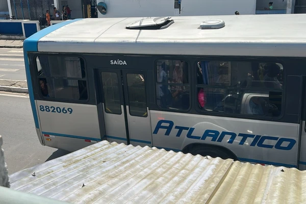 Ônibus da Atlântico, empresa que opera a linha entre São Sebastião do Passé e Salvador