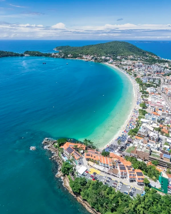Praia de Bombinhas por Reprodução | Redes Sociais