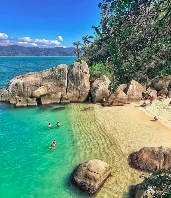 Praia de Bombinhas por Reprodução | Redes Sociais
