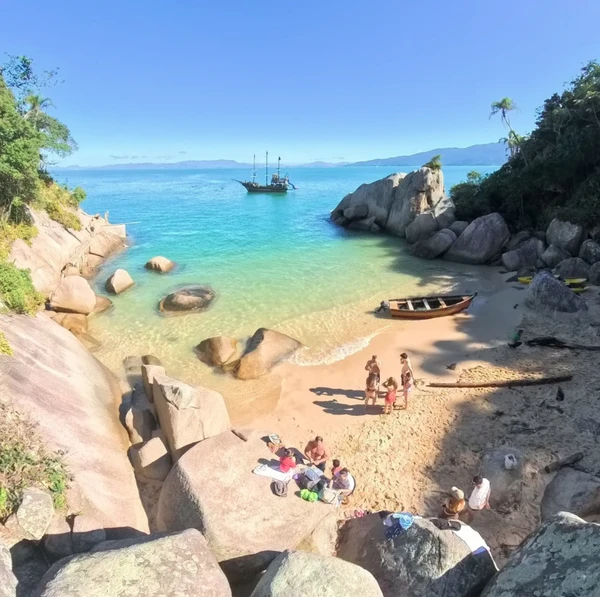 Praias de Bombinhas por Reprodução | Redes Sociais