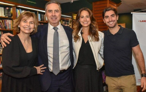 O ministro Barroso ao lado da família: Tereza, Luna e Bernardo Barroso por Cristina Lacerda/Reprodução
