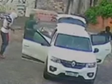 Imagem - Traficantes são flagrados executando homem à luz do dia em Salvador
