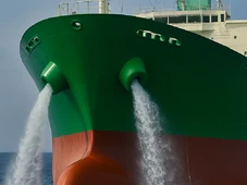 Imagem - Por que navios despejam água no mar quando chegam perto da costa? Saiba