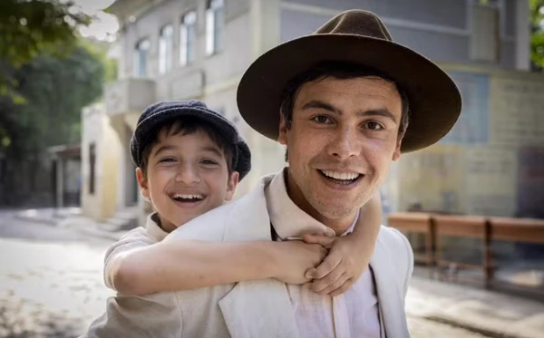 Candinho (Sergio Guizé) e Samir (Davi Malizia) em Êta Mundo Melhor!