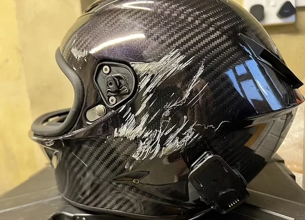Capacete usado por Mercedes Valentine no acidente por Reprodução/Instagram
