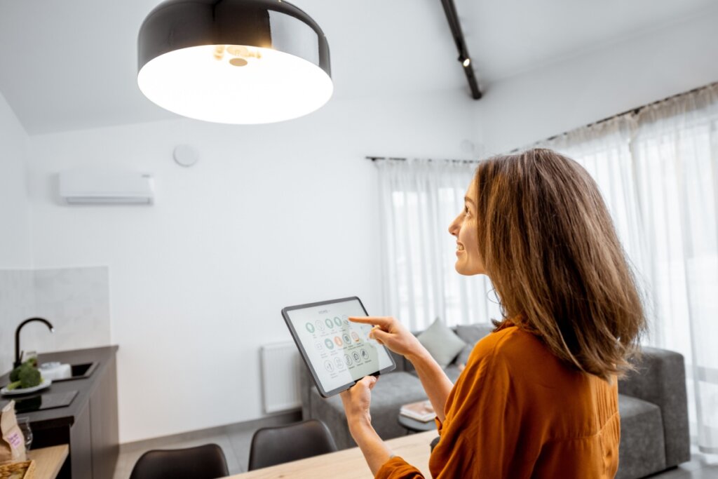 Em imóveis antigos, a parte elétrica geralmente precisa ser refeita para suportar a tecnologia atual (Imagem: RossHelen | Shutterstock)