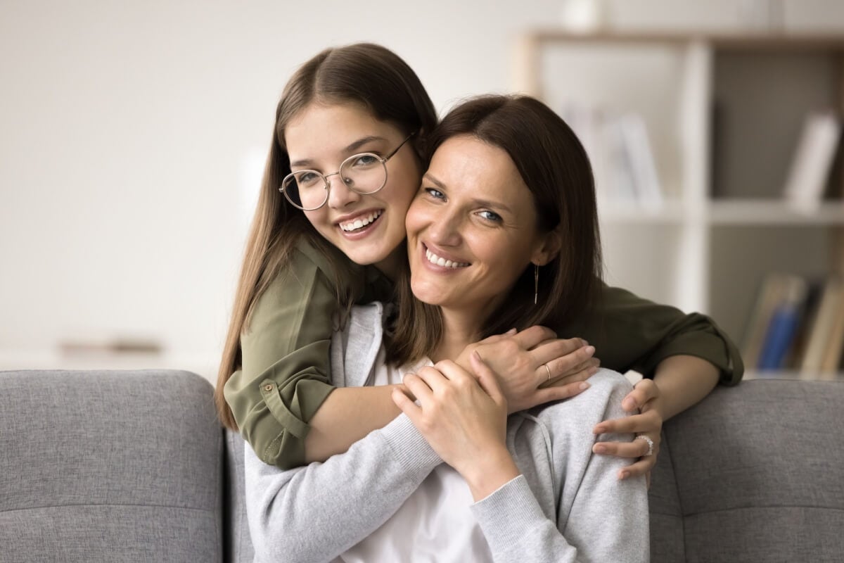 O apoio dos pais ajuda a reduzir a ansiedade na preparação para o exame (Imagem: fizkes | Shutterstock) 