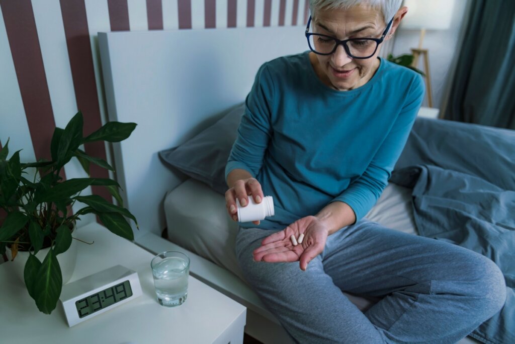 O ideal e tomar a sinvastatina antes de dormir (Imagem: Microgen | Shutterstock) 