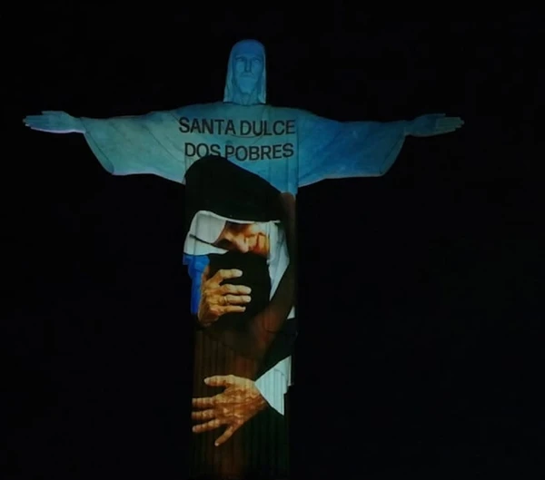 IMagem de Santa Dulce é projetada no Cristo Redentor nesta quarta-feira (13)