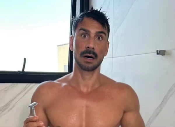 Julio Rocha exibe corpo sarado em clique de cueca