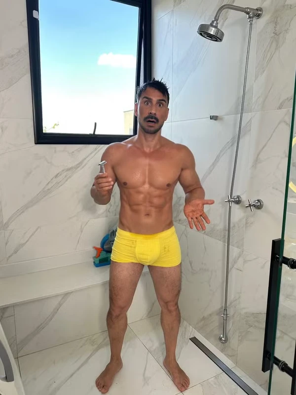 Julio Rocha exibe corpo sarado em clique de cueca por Reprodução/Instagram