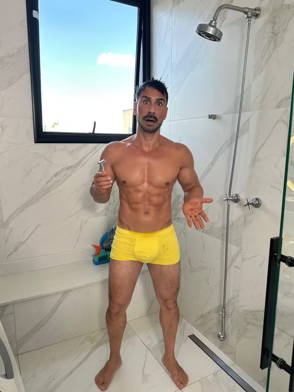 Julio Rocha exibe corpo sarado em clique de cueca por Reprodução/Instagram